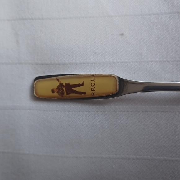 Canadiana Memorabilia Vintage Collector Spoons- Set of 31 - Picture 16 of 16